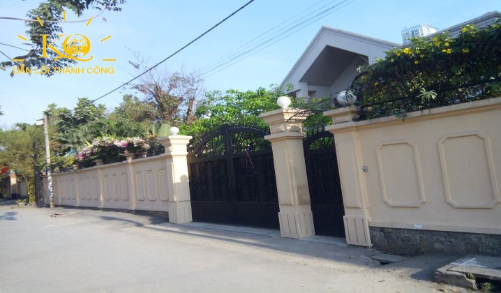 Phía trước nhà rộng, thoáng Phía trước nhà rộng, thoáng