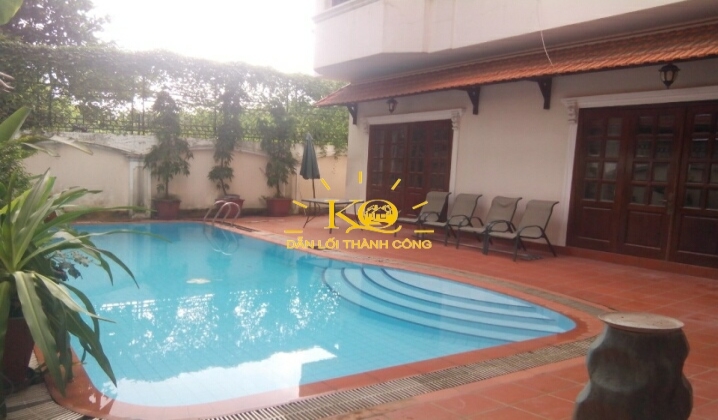 mặt trước nhà, sân vườn và khuôn viên hồ bơi. mặt trước nhà, sân vườn và khuôn viên hồ bơi.