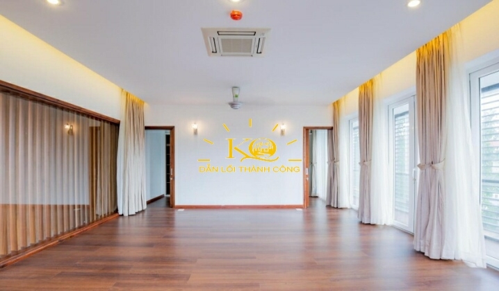 Nhà có nhiều cửa sổ nhận được nhiều ánh sáng từ bên ngoài. Nhà có nhiều cửa sổ nhận được nhiều ánh sáng từ bên ngoài.