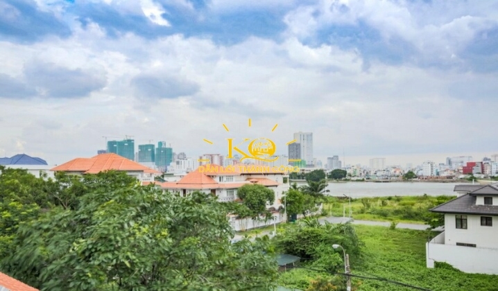 Không gian quanh nhà thoáng, đường vào nhà rộng. Không gian quanh nhà thoáng, đường vào nhà rộng.