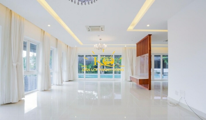 Nhà có thiết kế bên trong rộng thoáng với tông màu trắng trang nhã. Nhà có thiết kế bên trong rộng thoáng với tông màu trắng trang nhã.