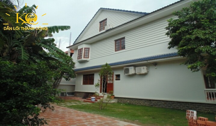 Khuôn viên bên hông nhà Khuôn viên bên hông nhà