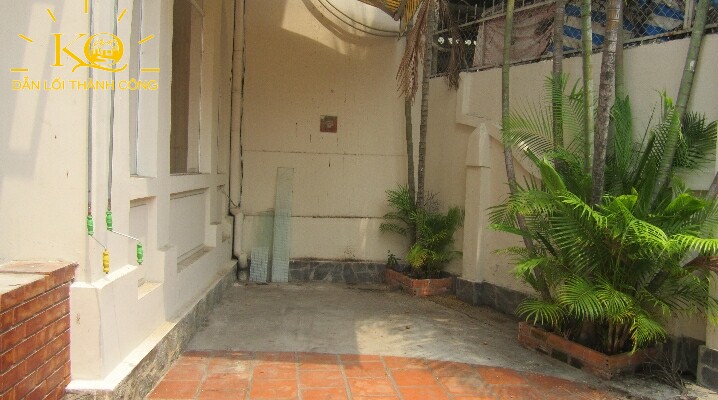 một góc sân nhỏ một góc sân nhỏ