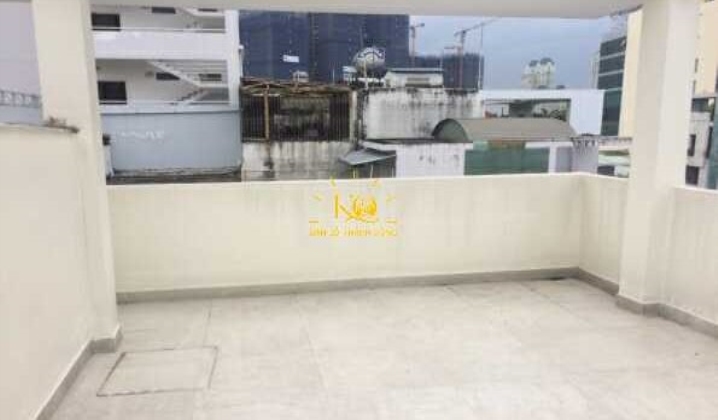 Sân thượng rộng, thoáng mát Sân thượng rộng, thoáng mát