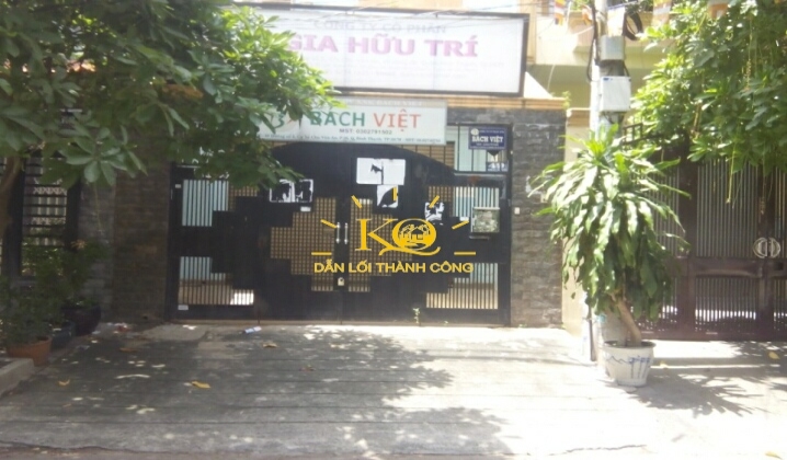 Khuôn viên trước nhà rộng, thoáng mát Khuôn viên trước nhà rộng, thoáng mát