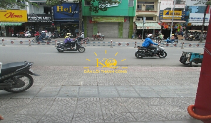 Phía trước nhà Phía trước nhà