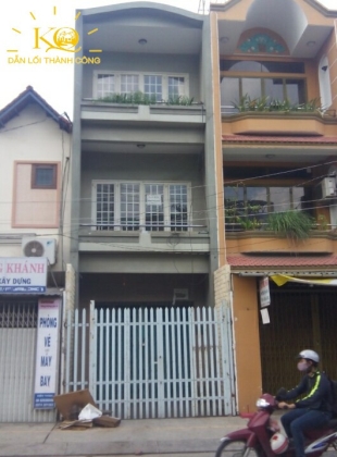 Mặt trước ngôi nhà có ban công Mặt trước ngôi nhà có ban công