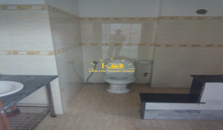 Khu vực vệ sinh rộng và sạch sẽ Khu vực vệ sinh rộng và sạch sẽ