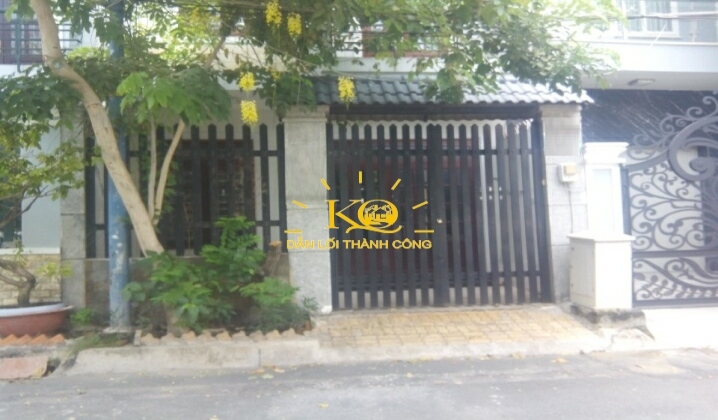 Phía trước nhà rộng rãi Phía trước nhà rộng rãi