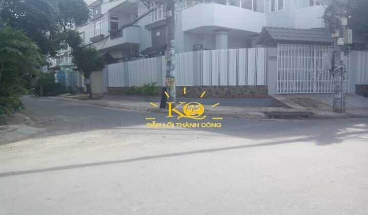 Khuôn viên quanh nhà rộng, thoáng mát Khuôn viên quanh nhà rộng, thoáng mát