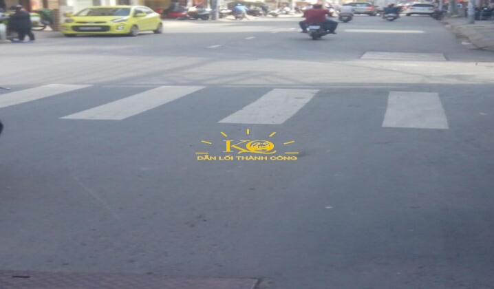 Phía trước nhà Phía trước nhà