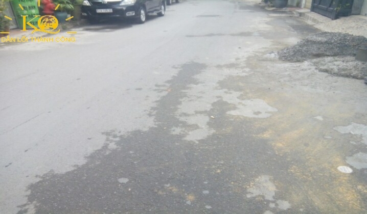 Con đường trước nhà rộng rãi Con đường trước nhà rộng rãi