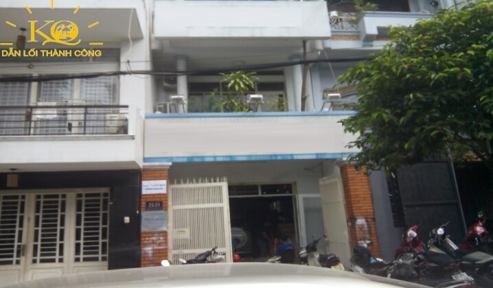 Phía trước nhà rộng, cây xanh thoáng mát Phía trước nhà rộng, cây xanh thoáng mát