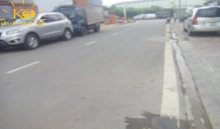 Con đường trước nhà rộng rãi Con đường trước nhà rộng rãi