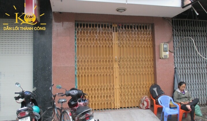 Bên ngoài thiết kế đẹp, có sân rộng rãi, thoáng mát. Bên ngoài thiết kế đẹp, có sân rộng rãi, thoáng mát.