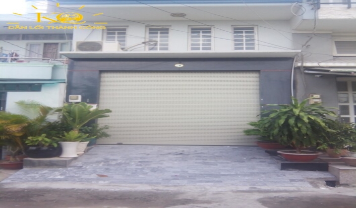 bên ngoài thiết kế đẹp, có sân rộng rãi Bên ngoài thiết kế đẹp, có sân rộng rãi