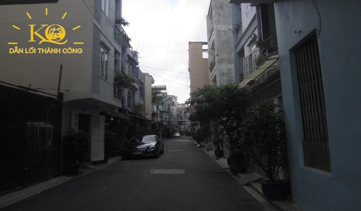 Đường vào nhà sạch, an ninh, có chỗ đậu xe ô tô bên ngoài. Đường vào nhà sạch, an ninh, có chỗ đậu xe ô tô bên ngoài.