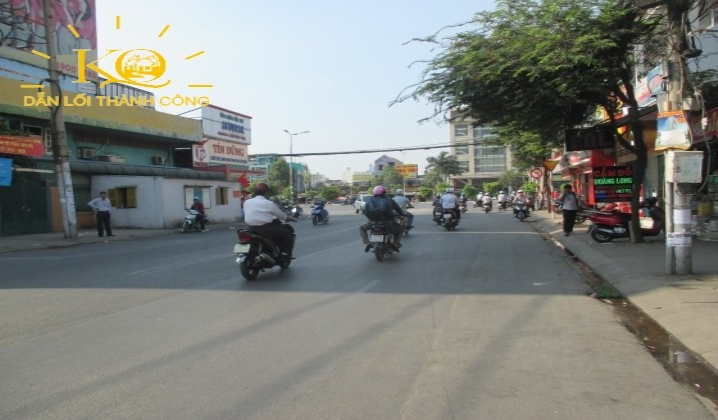 Đường đi rộng rãi và không gây kẹt xe. Đường đi rộng rãi và không gây kẹt xe.