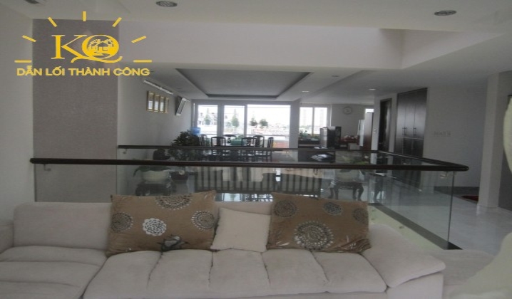 Bên trong nhà thiết kết sang trọng, sàn trống suốt, sạch sẽ Bên trong nhà thiết kết sang trọng, sàn trống suốt, sạch sẽ