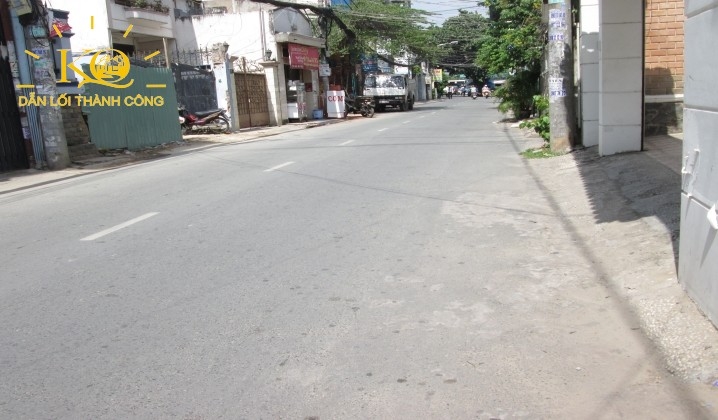 Con đường vào nhà giao thông thuận lợi. Con đường vào nhà giao thông thuận lợi.