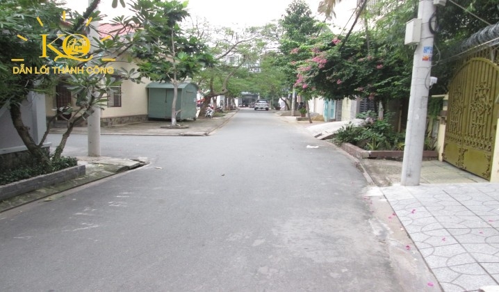 Con đường vào nhà giao thông thuận lợi. Con đường vào nhà giao thông thuận lợi.