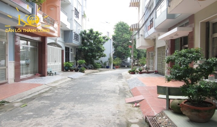 Con đường vào nhà giao thông thuận lợi. Con đường vào nhà giao thông thuận lợi.