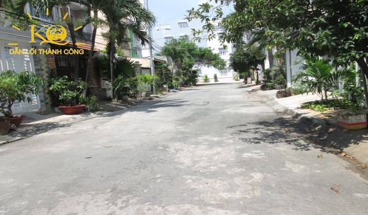 Con đường vào nhà giao thông thuận lợi, đậu được xe hơi. Con đường vào nhà giao thông thuận lợi, đậu được xe hơi.
