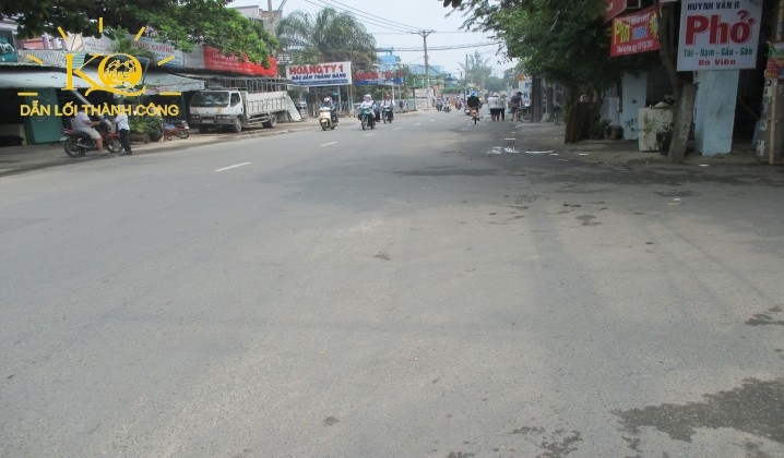 Con đường vào nhà giao thông thuận lợi. Con đường vào nhà giao thông thuận lợi.