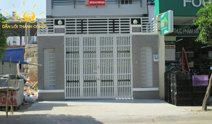 Mặt trước nhà không gian rộng rãi, thoáng mát Mặt trước nhà không gian rộng rãi, thoáng mát