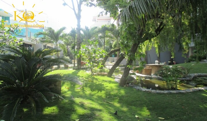 Sân vườn thoáng mát, yên tĩnh. Sân vườn thoáng mát, yên tĩnh.