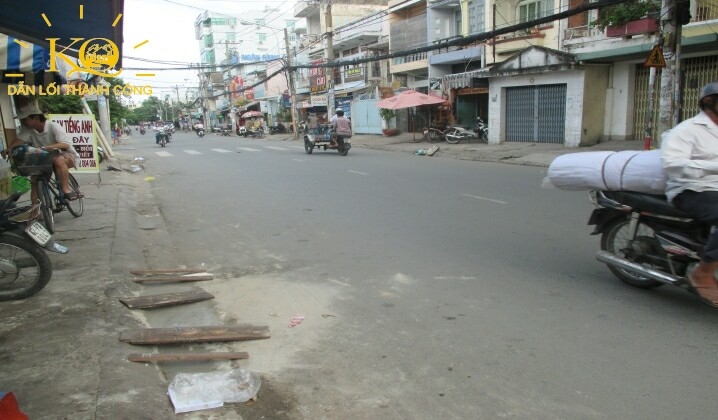 Con đường trước nhà rộng rãi, giao thông thuận lợi. Con đường trước nhà rộng rãi, giao thông thuận lợi.