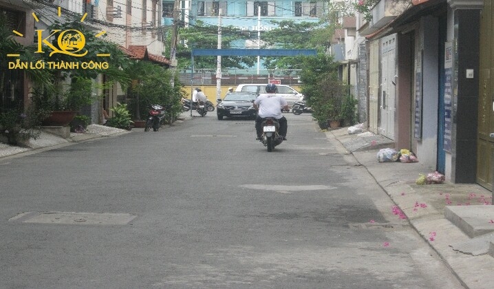 Con đường trước nhà rộng rãi, thoáng mát Con đường trước nhà rộng rãi, thoáng mát