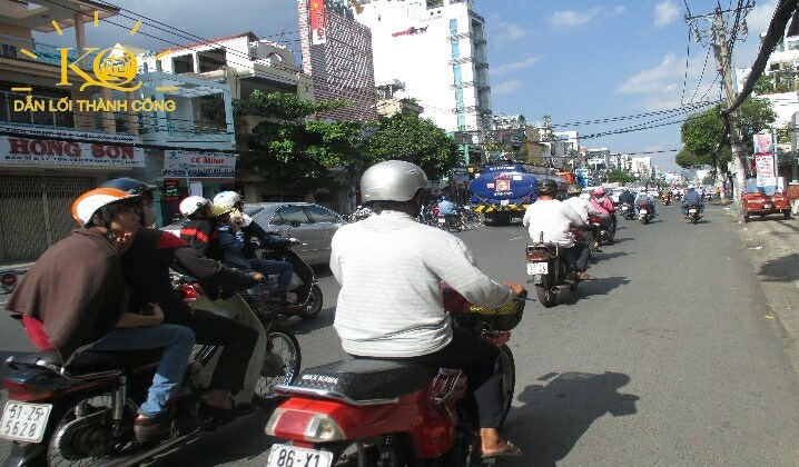 Đường rộng, giao thông thuận tiện. Đường rộng, giao thông thuận tiện.