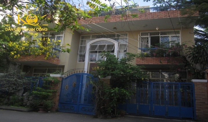 Phía trước nhà nguyên căn rộng rãi, thông thoáng Phía trước nhà nguyên căn rộng rãi, thông thoáng