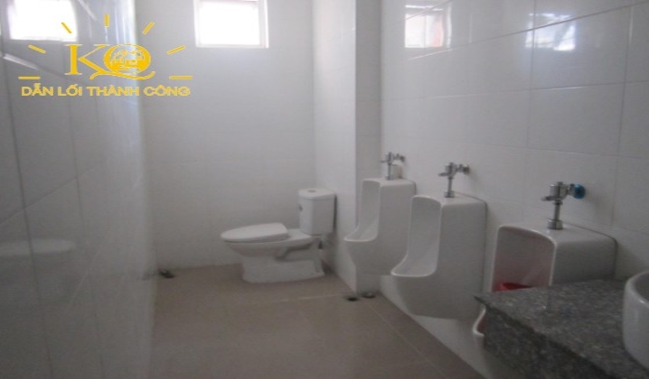 Toilet rộng rãi, nằm ở góc cầu thang máy của mỗi tầng Toilet rộng rãi, nằm ở góc cầu thang máy của mỗi tầng