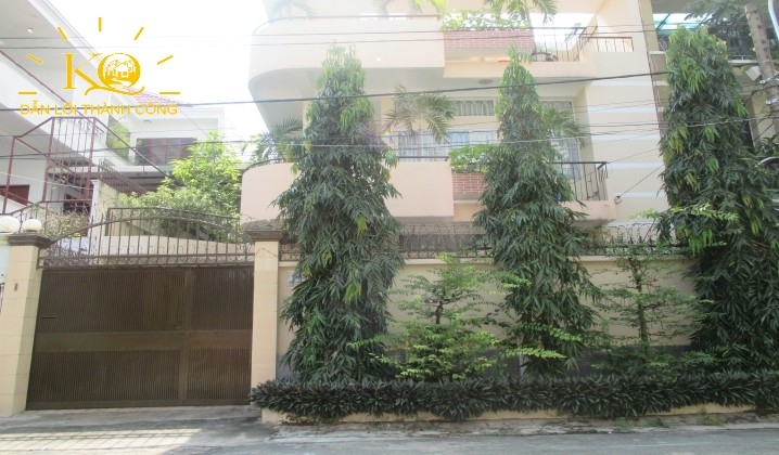 Mặt trước của tòa nhà rộng, thoáng. Mặt trước của tòa nhà rộng, thoáng.