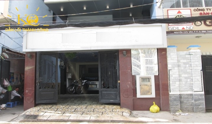 Mặt trước của tòa nhà rộng, thoáng. Mặt trước của tòa nhà rộng, thoáng.