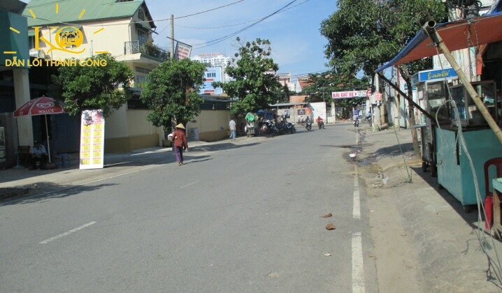 Đường vào nhà rộng, nhiều cây xanh. Đường vào nhà rộng, nhiều cây xanh.