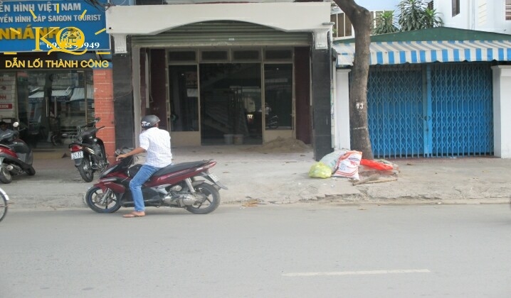 Mặt trước nhà không gian rộng rãi Mặt trước nhà không gian rộng rãi