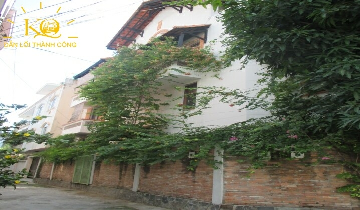 Con đường vào nhà giao thông thuận lợi. Con đường vào nhà giao thông thuận lợi.