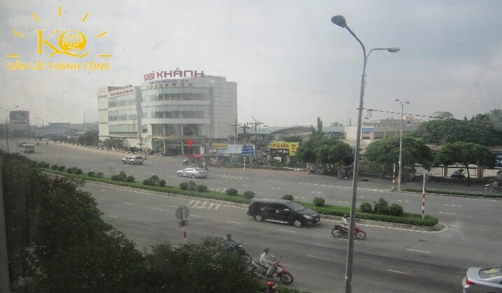 Con đường trước nhà rộng rãi Con đường trước nhà rộng rãi