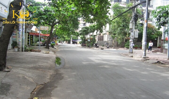 Mặt trước nhà giao thông thuận tiện. Mặt trước nhà giao thông thuận tiện.