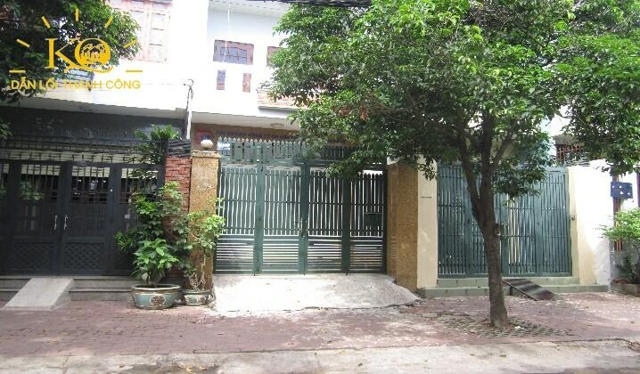 Mặt trước nhà không gian thoáng mát, rộng rãi. Mặt trước nhà không gian thoáng mát, rộng rãi.