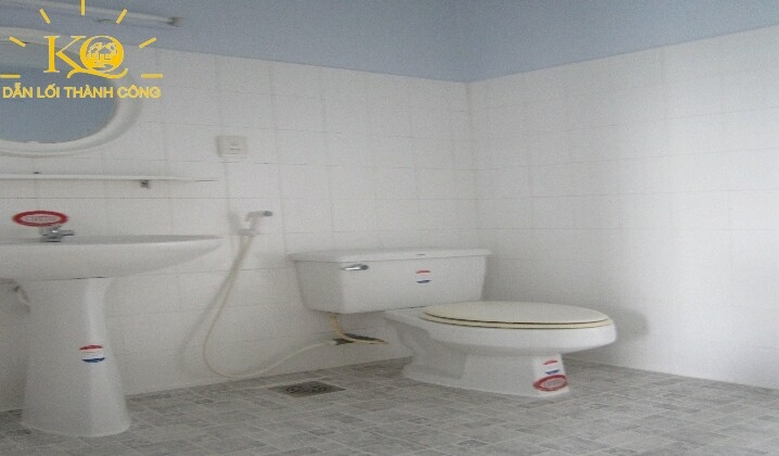 Phòng vệ sinh rộng rãi, đủ ánh sáng, đầy đủ tiện nghi. Con đường trước nhà