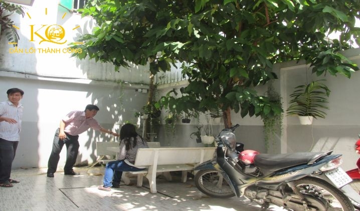 Sân trước nhà rộng , thoáng. Sân trước nhà rộng , thoáng.