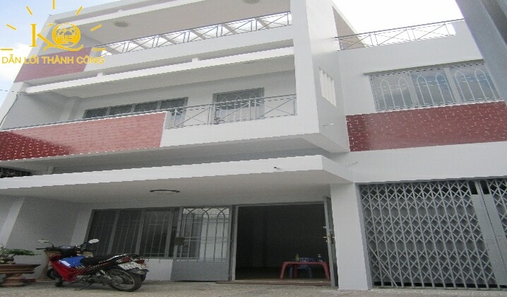 Mặt trước nhà rộng rãi, thoáng mát, yên tĩnh. Mặt trước nhà rộng rãi, thoáng mát, yên tĩnh.