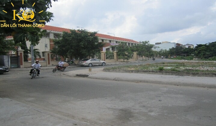 Con đường trước nhà rộng rãi, giao thông thuận lợi. Con đường trước nhà rộng rãi, giao thông thuận lợi.