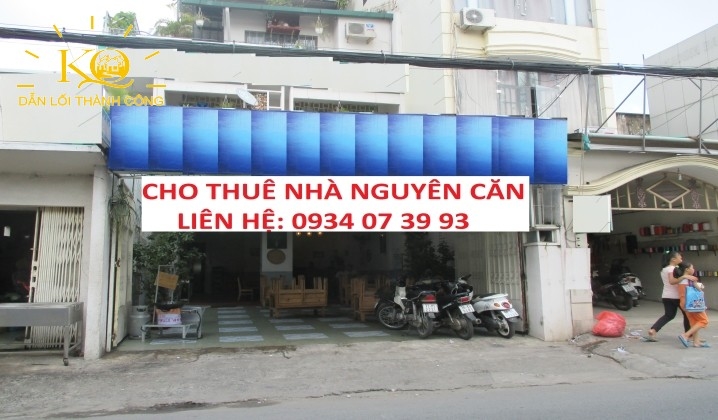 Mặt trước của tòa nhà rộng, thoáng. Mặt trước của tòa nhà rộng, thoáng.