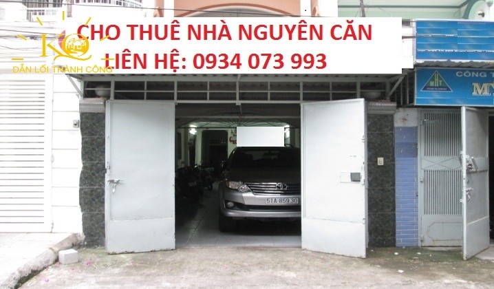 Mặt trước của tòa nhà rộng, thoáng. Mặt trước của tòa nhà rộng, thoáng.