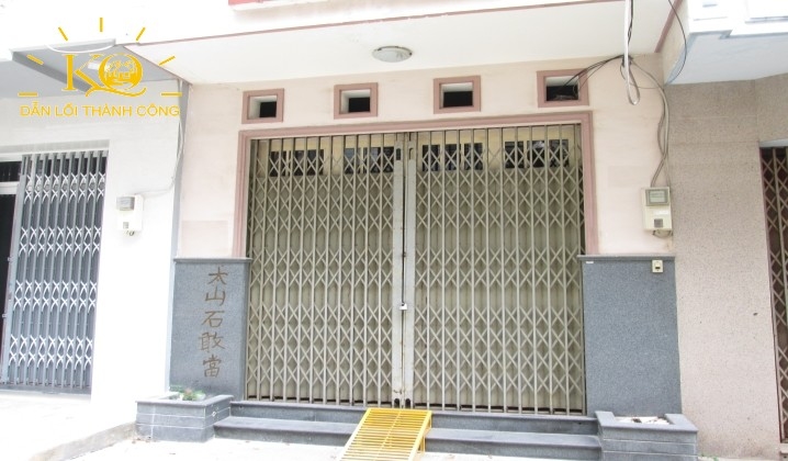 Mặt trước của tòa nhà rộng, thoáng. Mặt trước của tòa nhà rộng, thoáng.